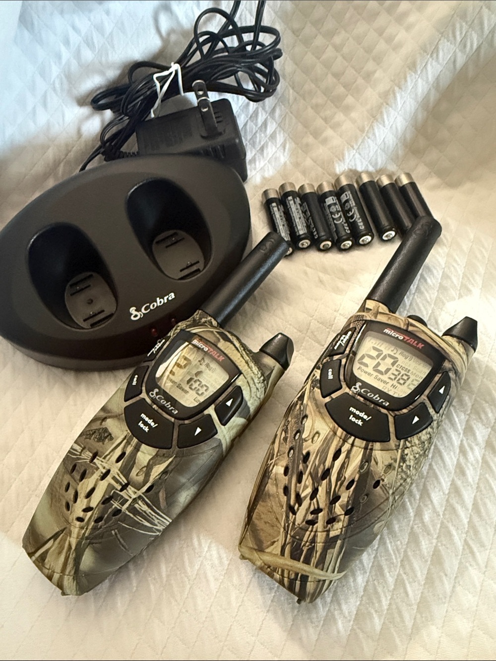 Cobra microTALK Camouflage 2-Way Radios Walkie Talkies w charger. Like New Works